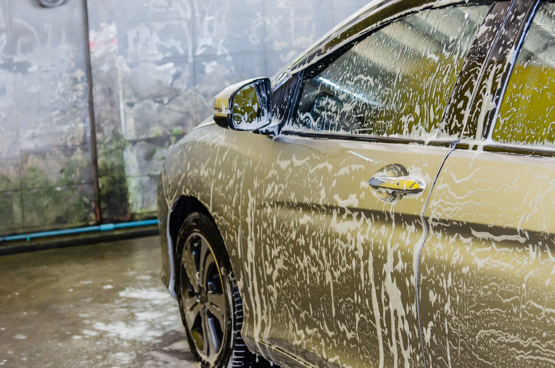 Auto myte pianą i szamponem w myjni detailingowej