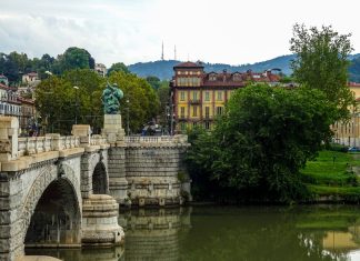 Klej po folii przyciemniającej na szybie – czym go zmyć szybko i bez zarysowania szkła? Klej po folii przyciemniającej na szybie – czym go zmyć szybko i bez zarysowania szkła?